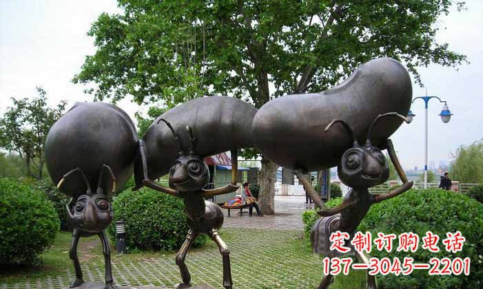 山西蚂蚁之美搬运粮食的公园铜雕