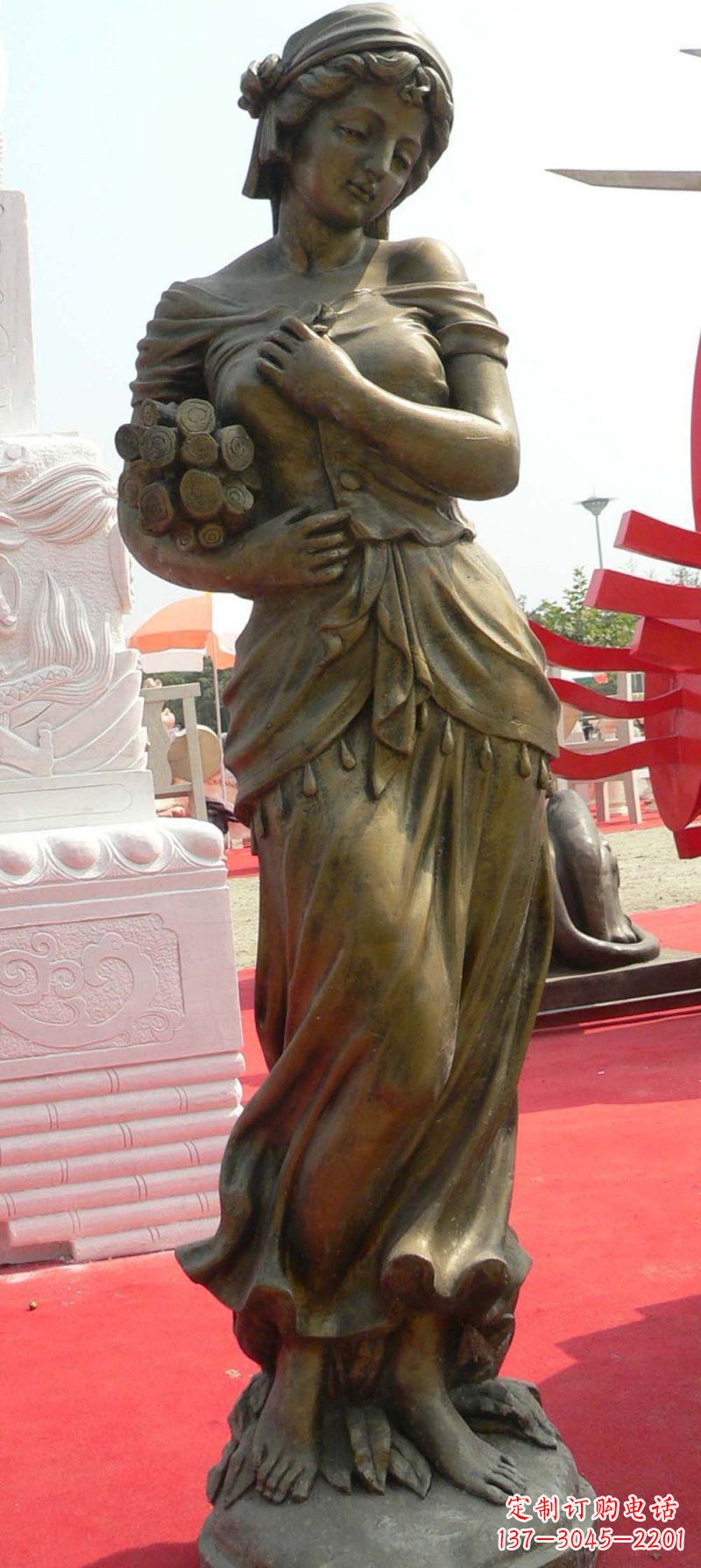 山西抱着柴火的西方女孩人物铜雕
