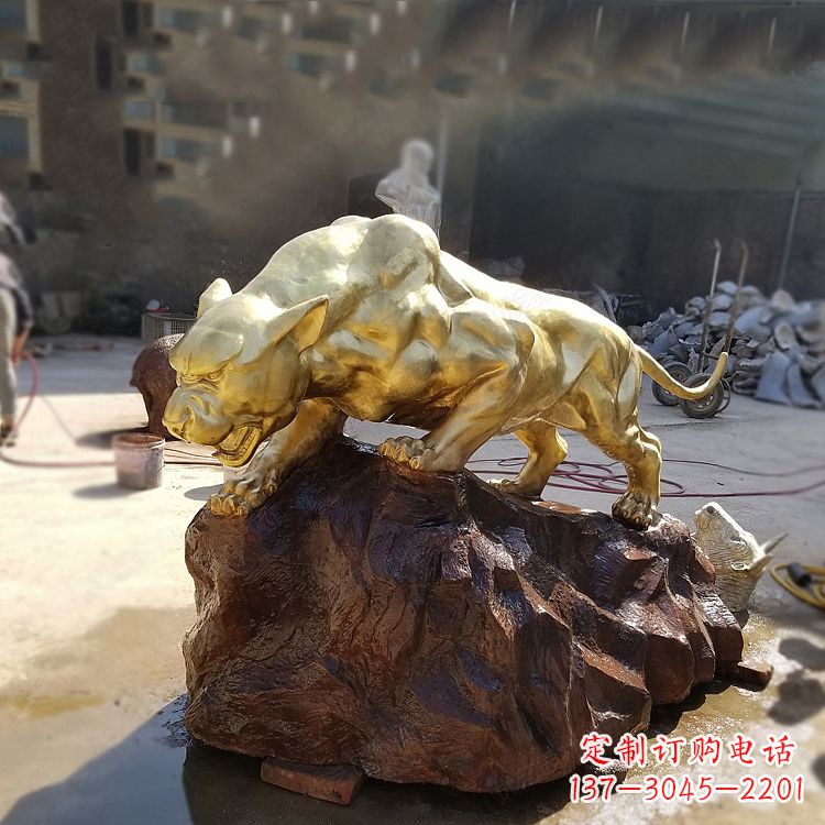 山西铸铜雕刻的豹子公园景区情景动物雕塑