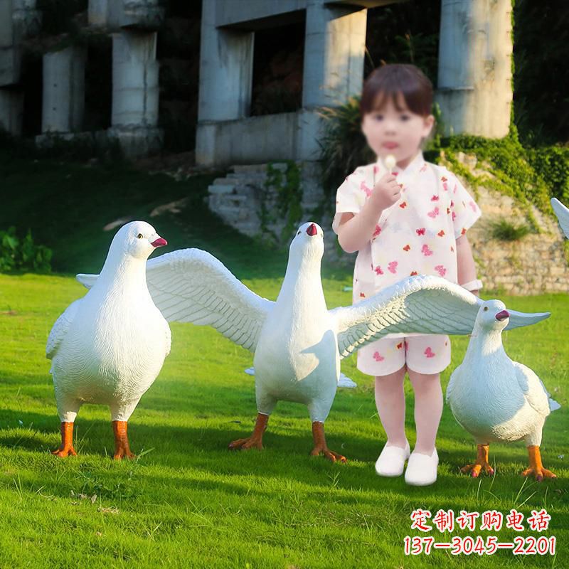 山西北京街头雕塑少女与和平鸽