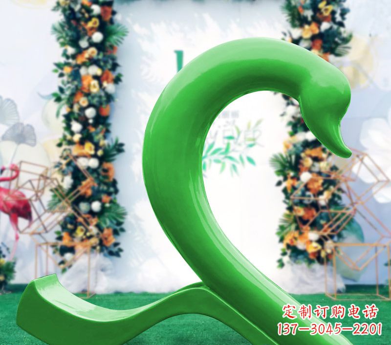山西新颖抢眼的玻璃钢爱心天鹅雕塑