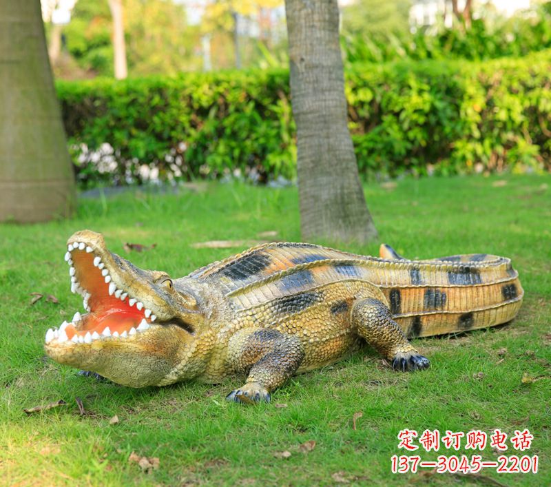 山西玻璃钢鳄鱼 草坪绿地仿真动物雕塑