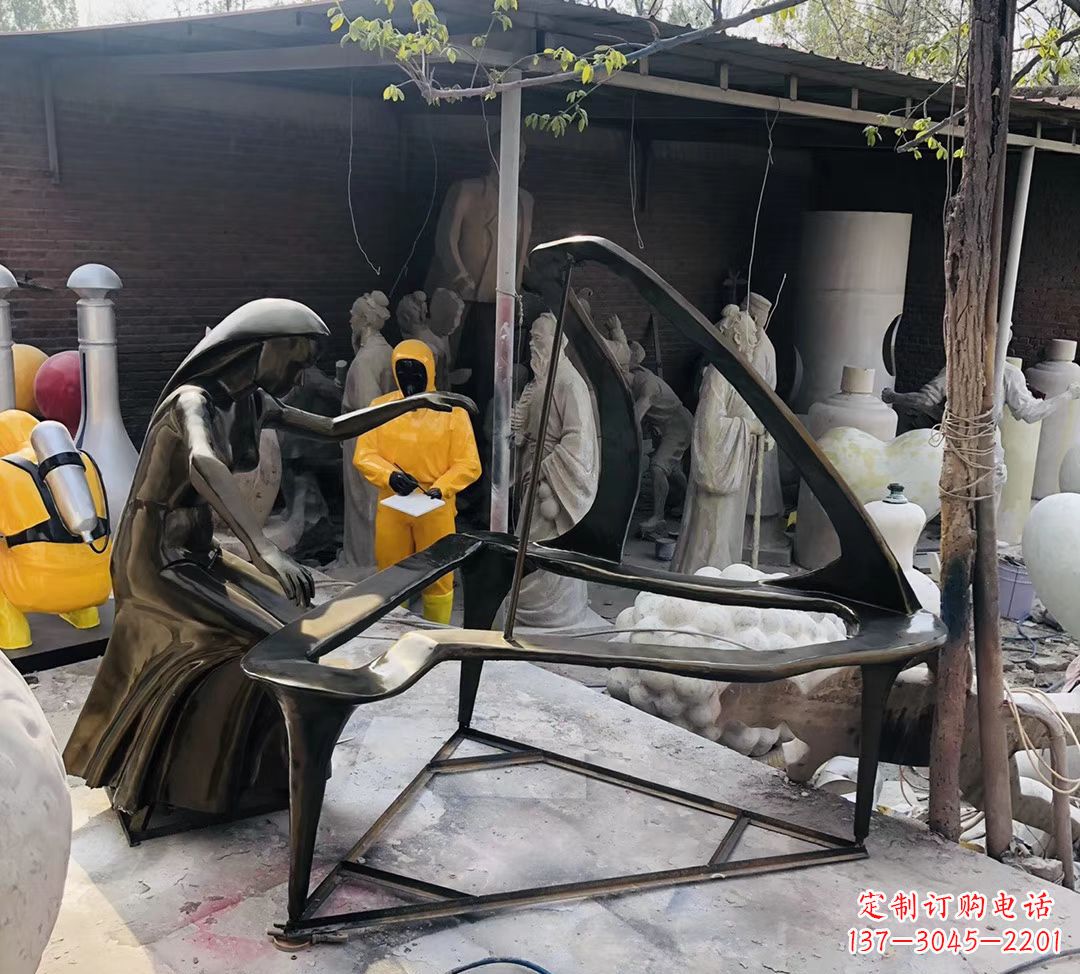 山西玻璃钢仿铜抽象弹钢琴雕塑公园景观摆件