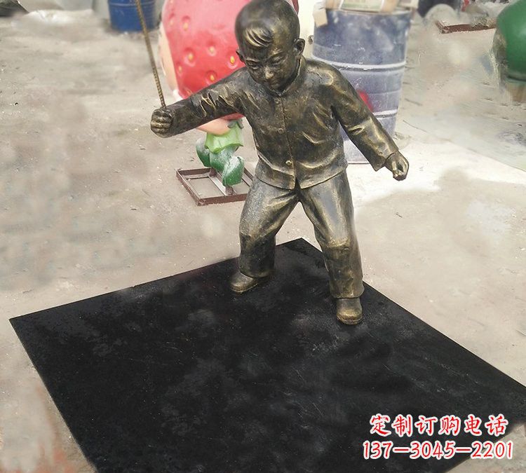 山西玻璃钢仿铜打陀螺的儿童雕塑