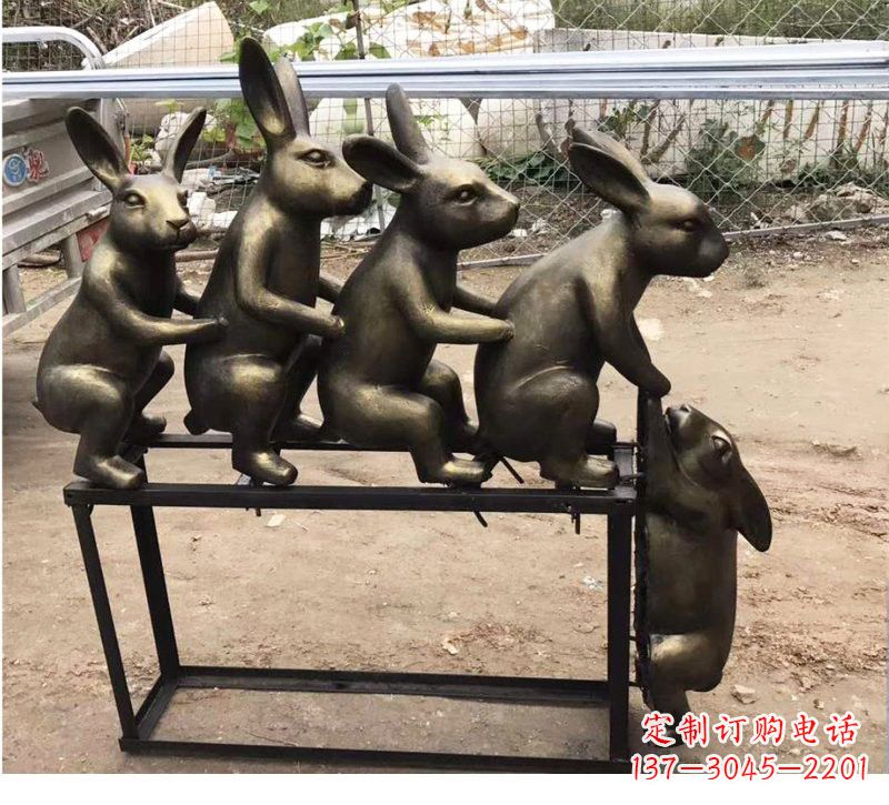 山西玻璃钢兔子雕塑仿铜玩耍的兔子