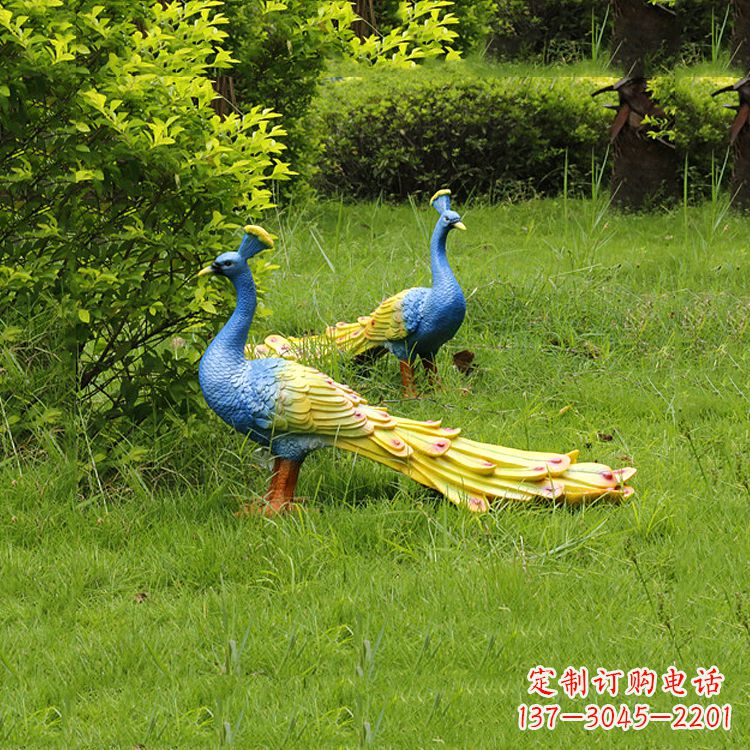 山西玻璃钢孔雀雕塑——艺术点缀公园草坪