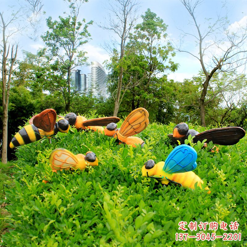 山西公园草丛中的蜜蜂雕塑