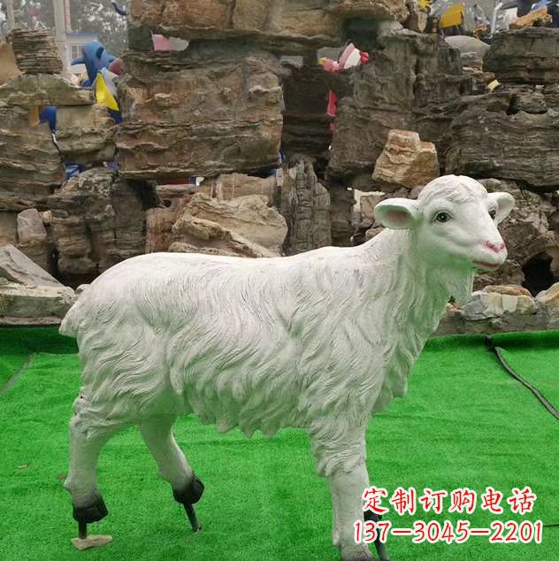 山西玻璃钢仿真绵羊动物雕塑