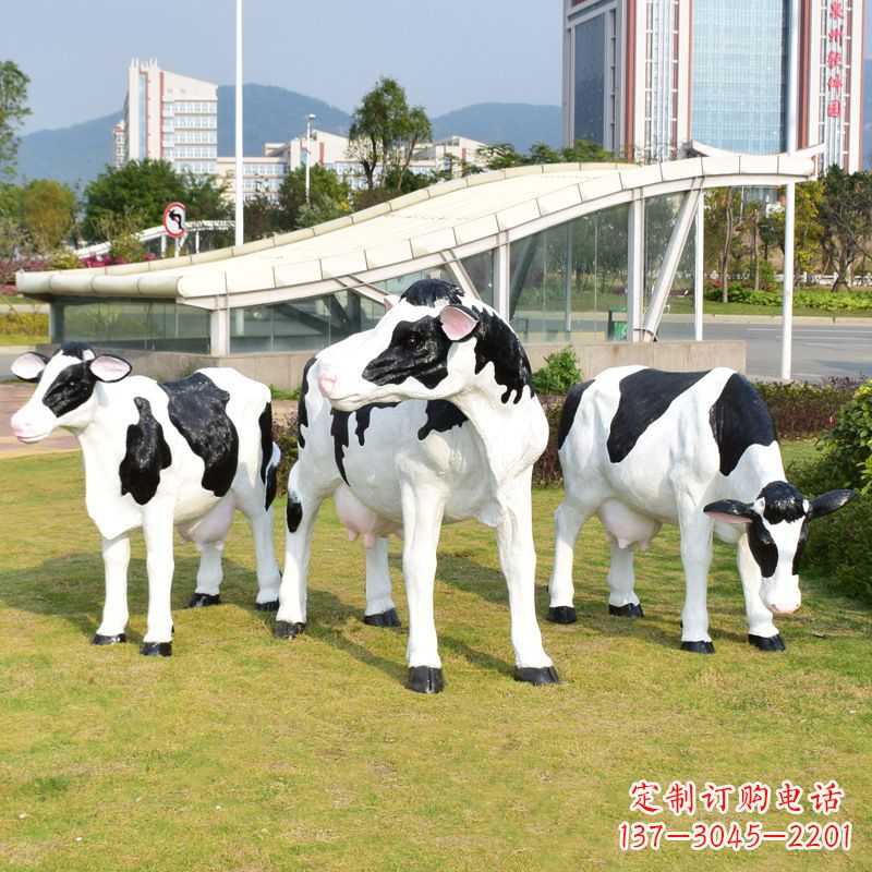 山西玻璃钢制作的仿真奶牛雕塑——装点园林草坪