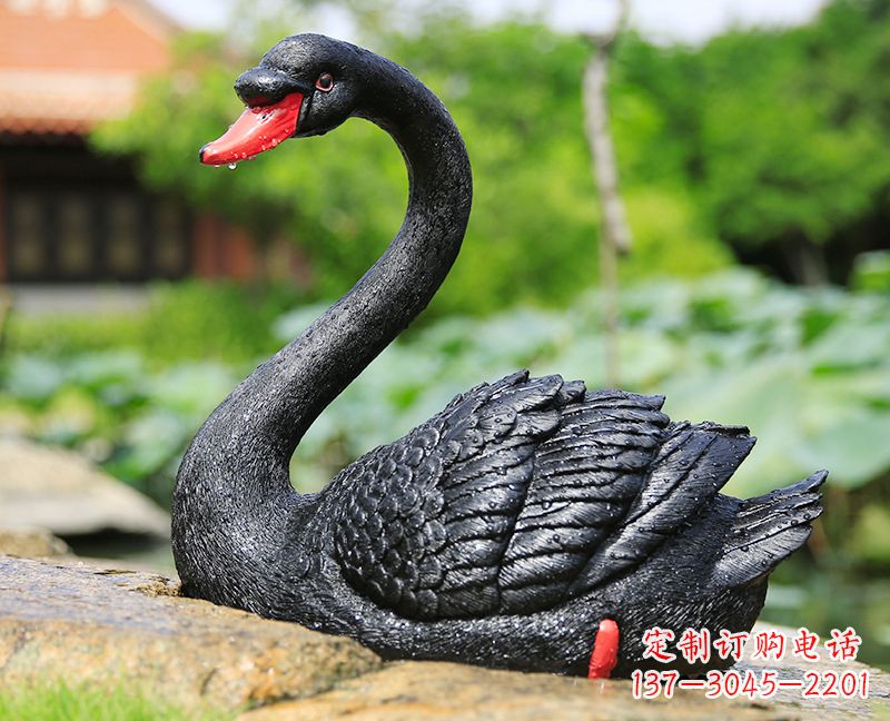 山西玻璃钢雕刻的黑色天鹅——美丽宁静的公园园林摆件
