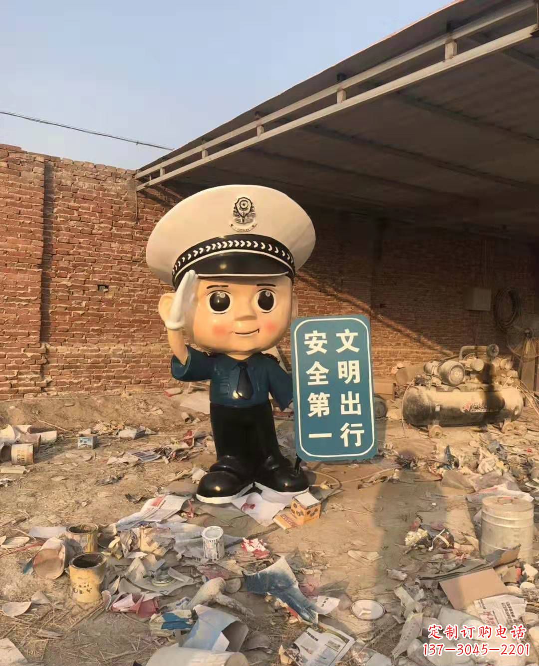 山西玻璃钢卡通警察雕塑公园广场安全警示语雕塑