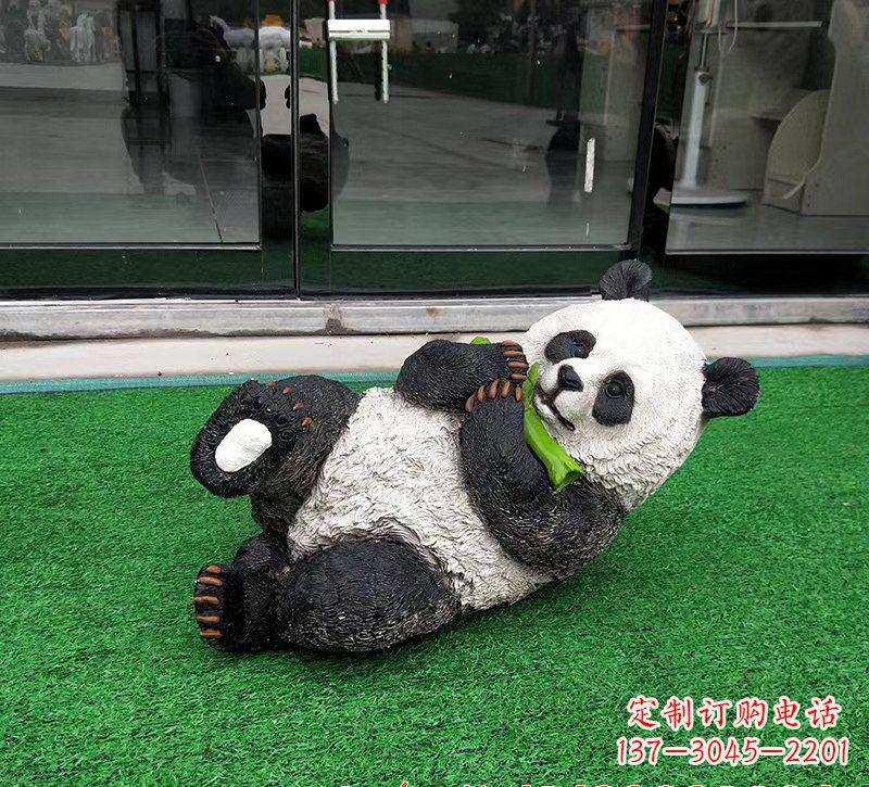 山西玻璃钢熊猫雕塑象征动物保护的艺术品