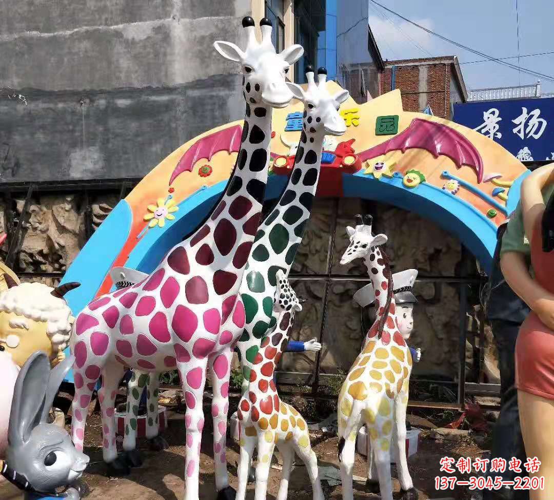 山西玻璃钢材质的长颈鹿雕塑——点缀公园景观