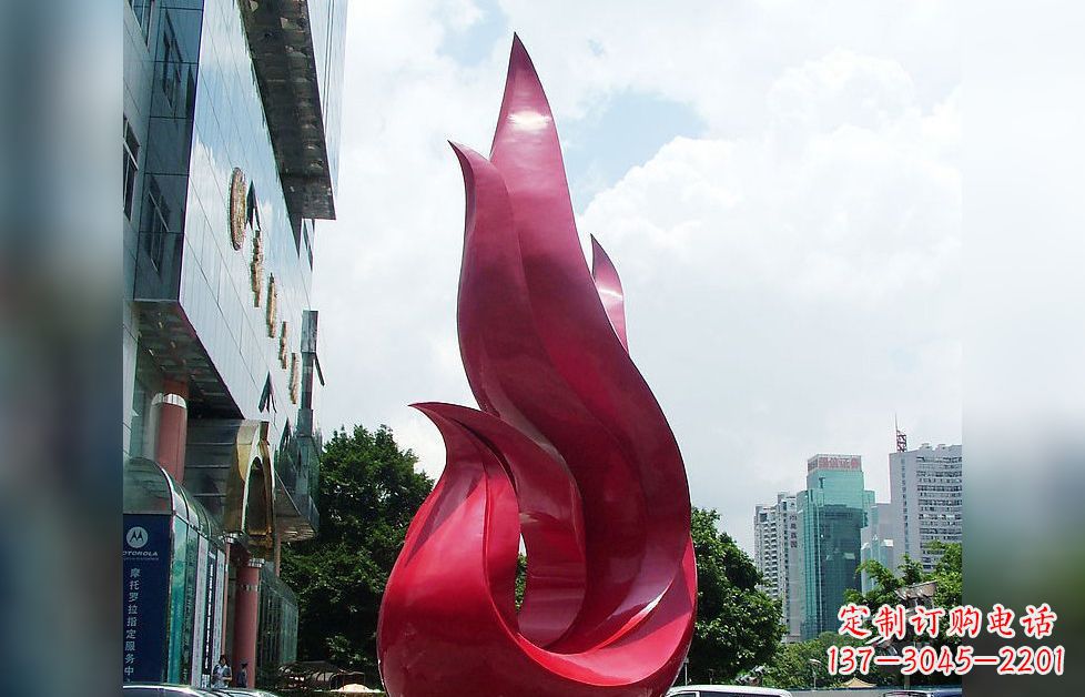 山西孔雀广场的不锈钢雕塑