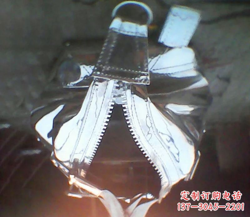 山西精美不锈钢手提包雕塑
