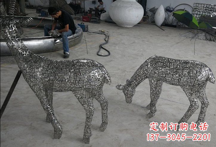 山西不锈钢动物镂空鹿雕塑精美的艺术品