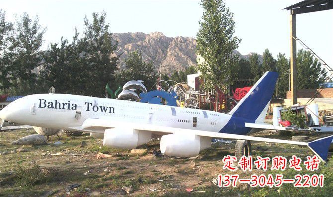 山西静静躺在大地上的不锈钢飞机雕塑