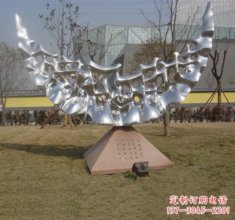 山西不锈钢月亮雕塑象征着无尽的美丽