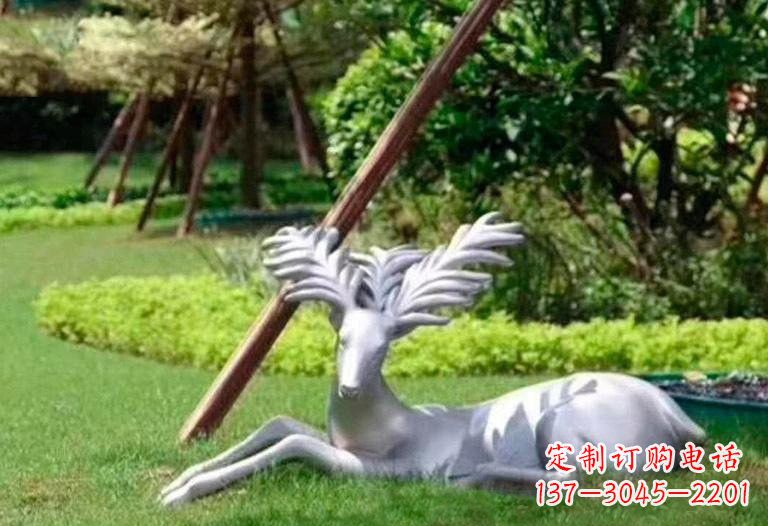 山西不锈钢公园大角鹿雕塑精致而美丽