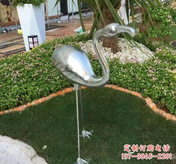 山西火烈鸟雕塑美丽而又充满力量