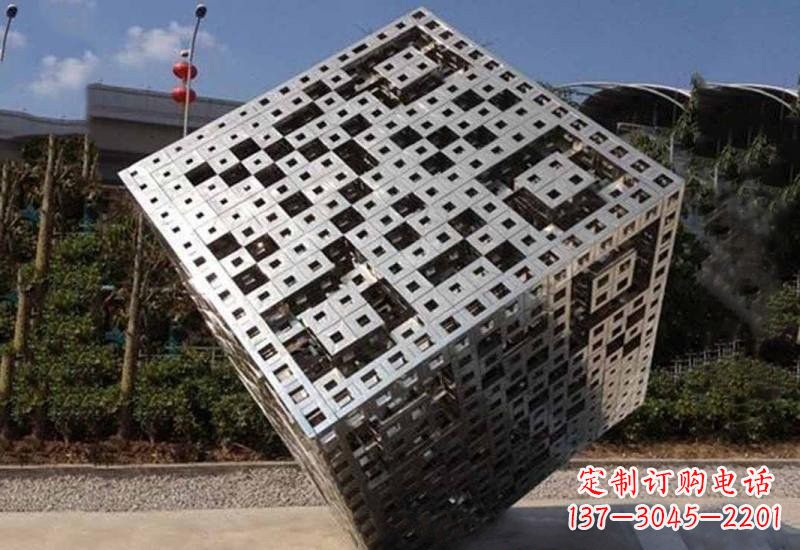 山西不锈钢广场上的魔方雕塑