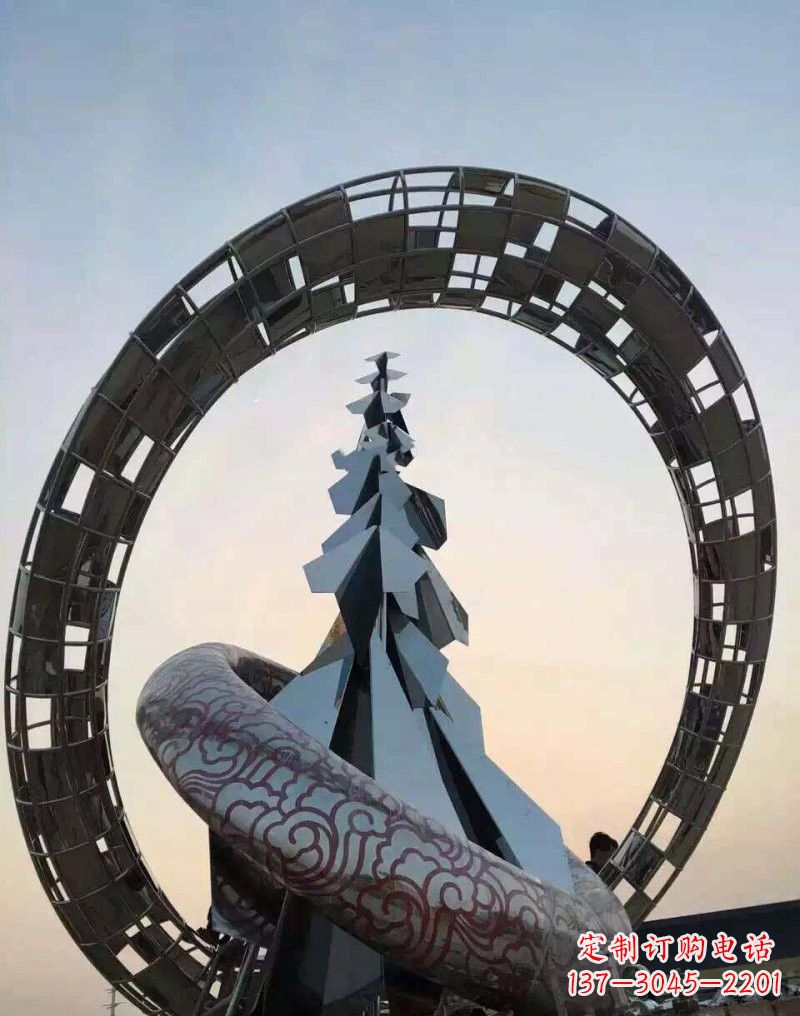 山西不锈钢广场上的松树雕塑