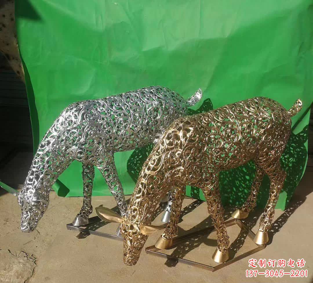 山西不锈钢广场上的梅花鹿雕塑
