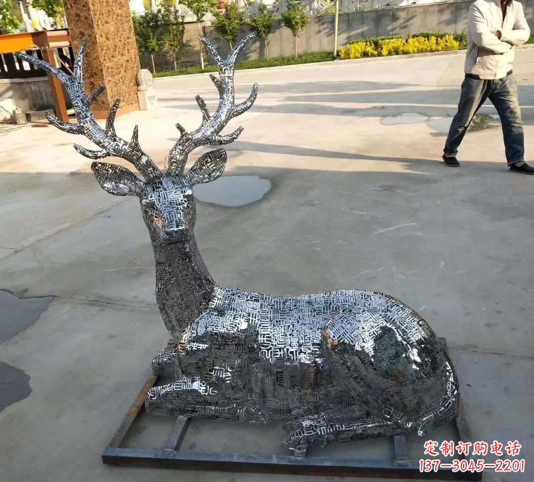 山西梅花鹿雕塑点缀不锈钢广场星空