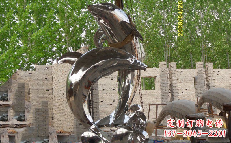 山西海豚之美不锈钢海边雕塑