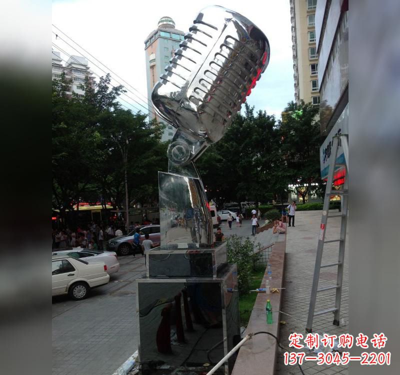 山西不锈钢话筒雕塑高贵而又精致