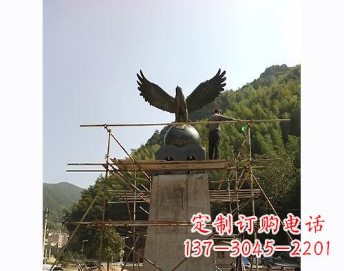 山西不锈钢老鹰踩地球雕塑缅怀大自然之美