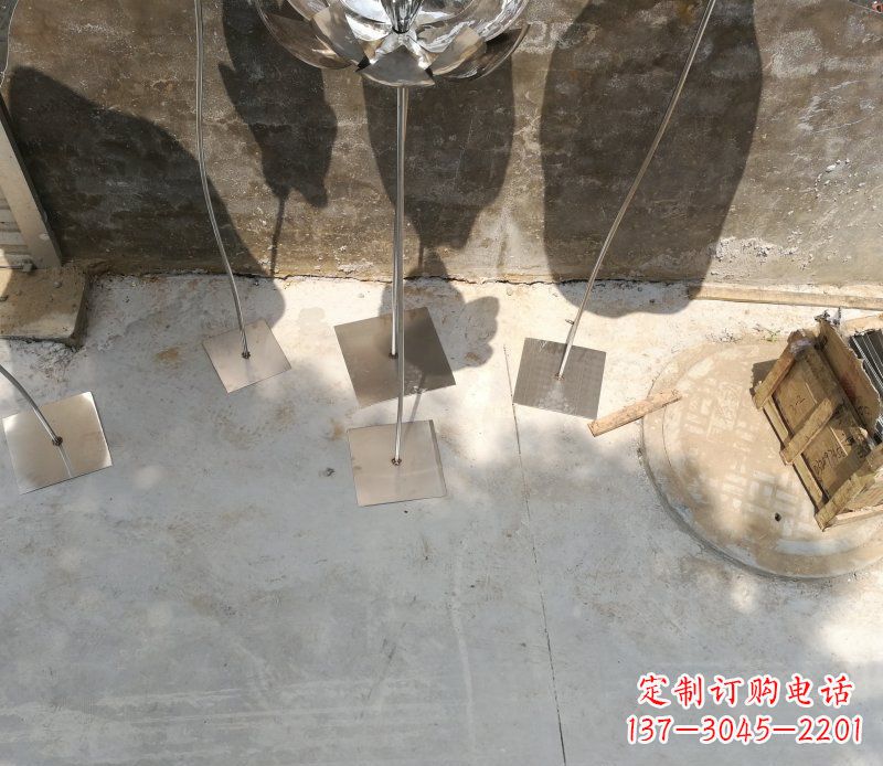 山西不锈钢荷叶雕塑给大厅带来精致优雅