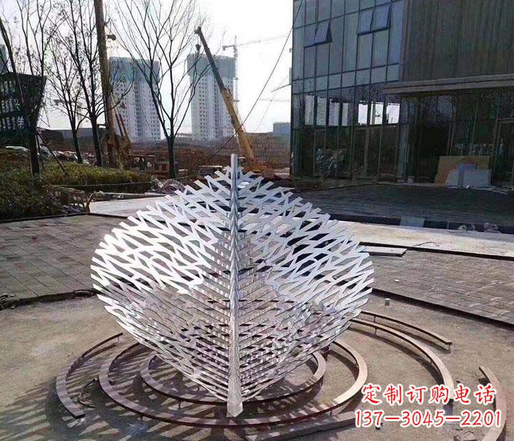山西不锈钢镂空树叶雕塑精美雕刻的艺术