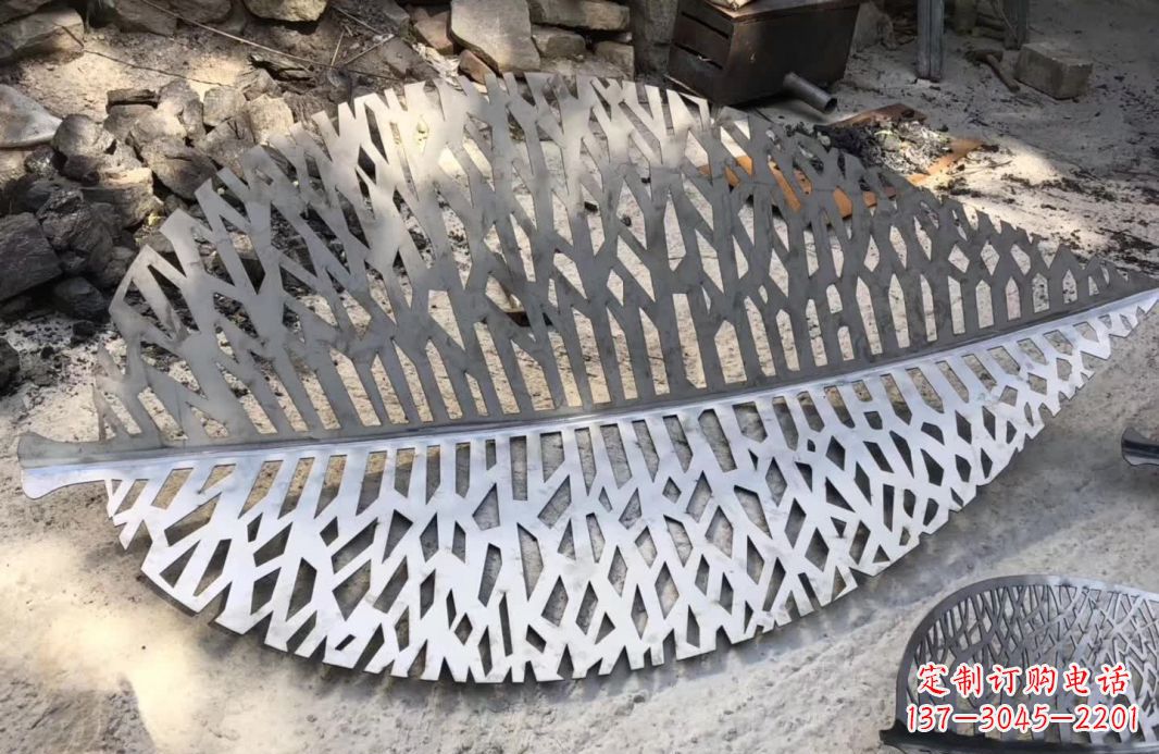 山西不锈钢镂空树叶雕塑艺术的精美结合