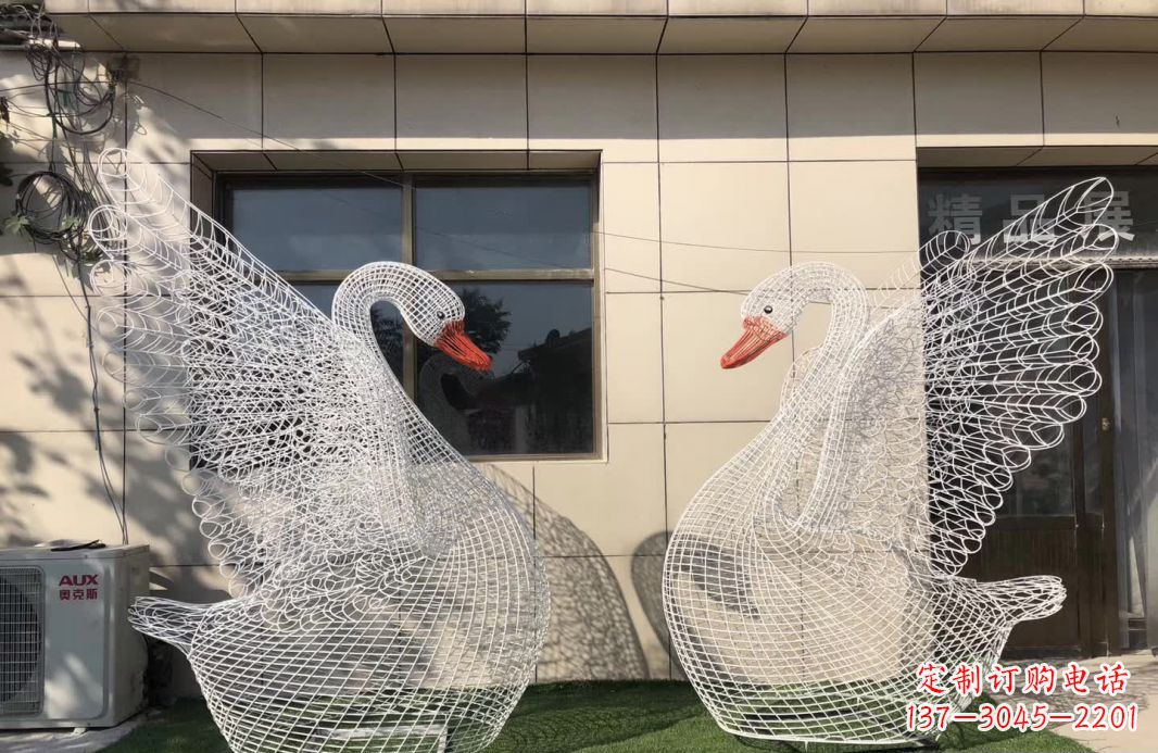 山西不锈钢镂空天鹅雕塑象征着美丽的永恒