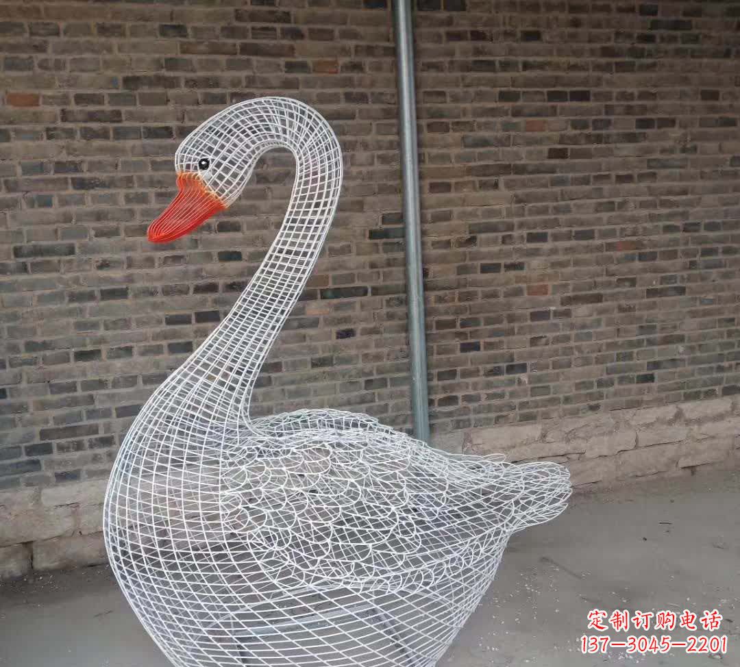 山西不锈钢镂空天鹅雕塑精美而优雅