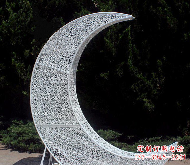 山西不锈钢镂空弯月亮公园景观雕塑