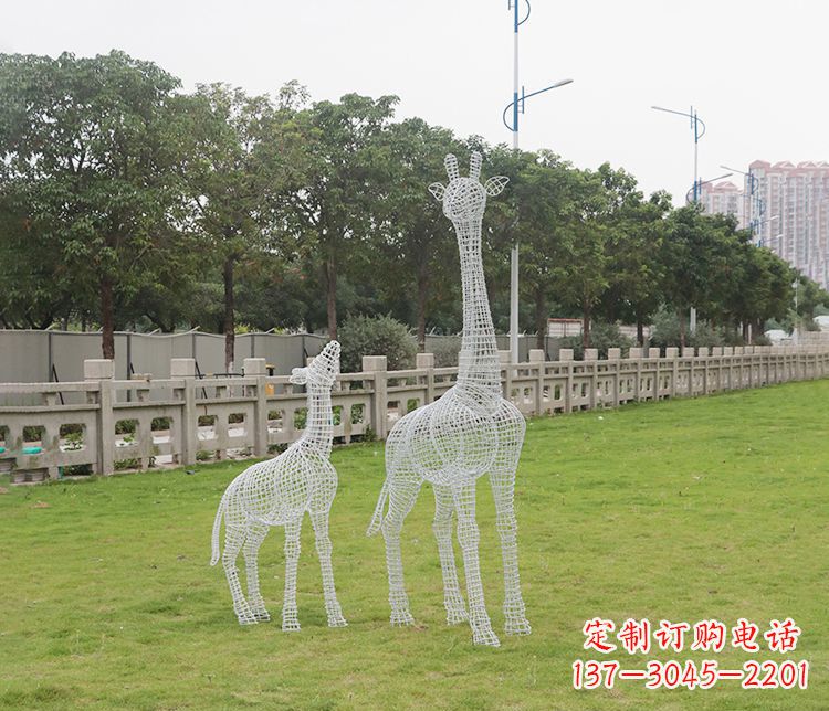 山西精美的不锈钢长颈鹿雕塑