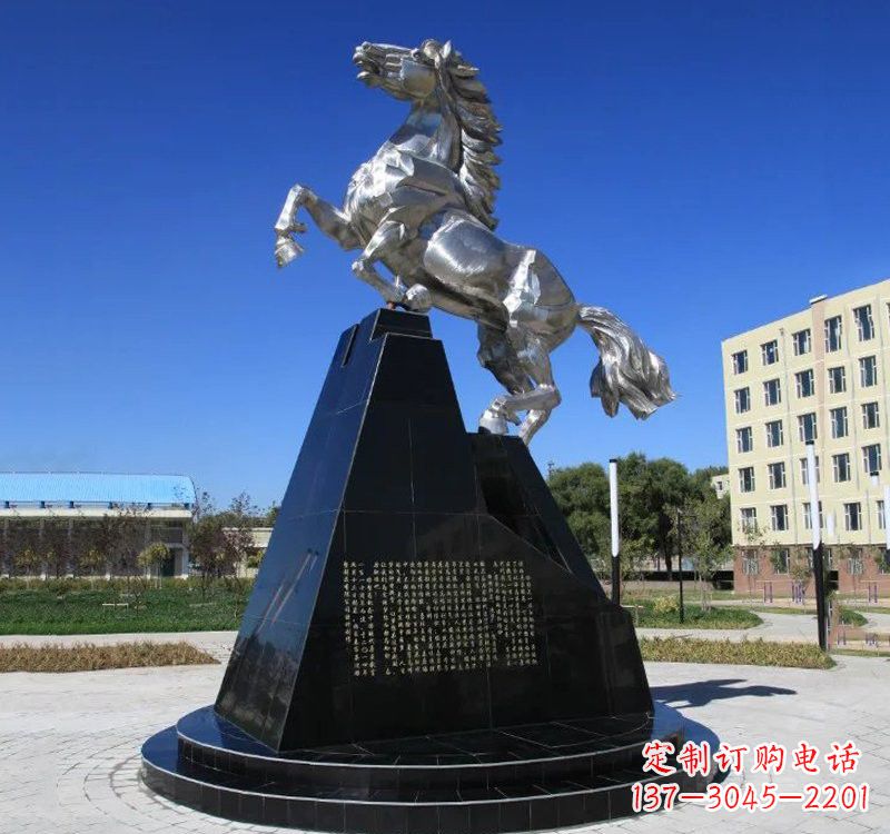 山西不锈钢企业广场上的马雕塑