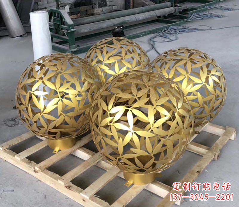 山西不锈钢树叶镂空球的美妙景观