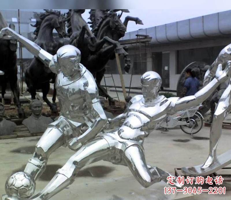 山西不锈钢踢足球的人物运动雕塑