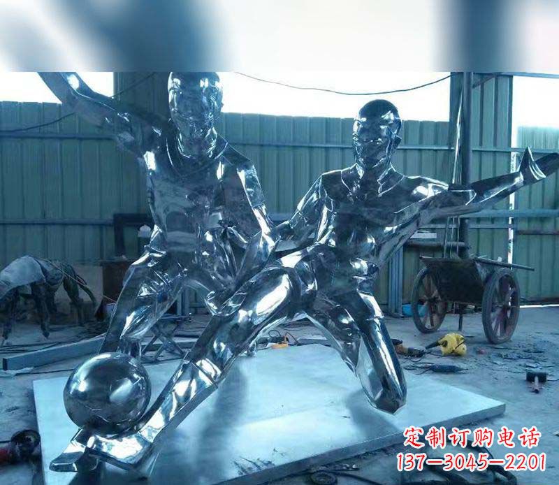 山西不锈钢踢足球景观雕塑