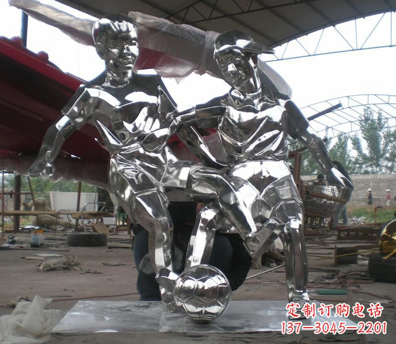 山西不锈钢踢足球运动雕塑