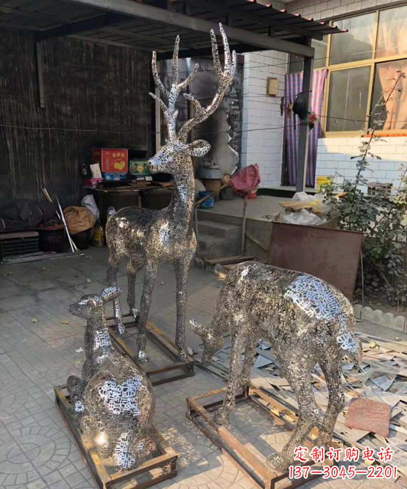 山西不锈钢庭院里的梅花鹿雕塑