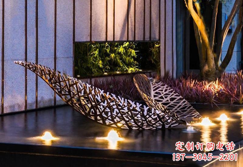 山西不锈钢小区镂空树叶雕塑给小区添彩
