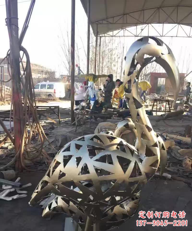 山西不锈钢天鹅雕塑象征着幸福的美好