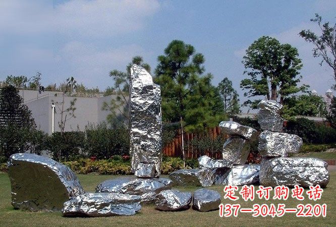 山西美丽的太湖石雕塑