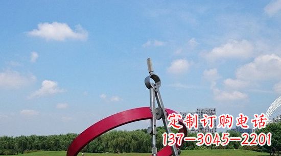 山西不锈钢圆规雕塑环绕着美景
