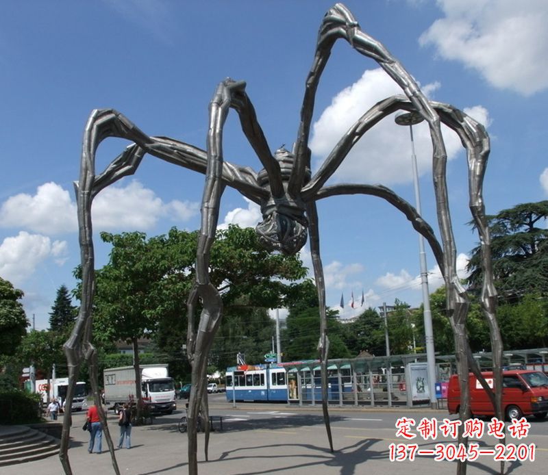 山西蜘蛛侠雕塑点缀不锈钢的景观