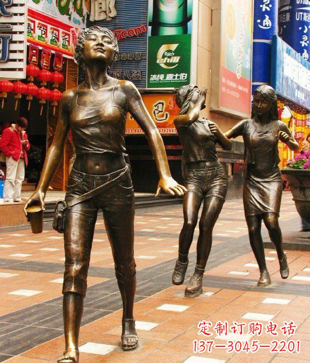 山西步行街逛街的女孩以铜雕的形式永久保存
